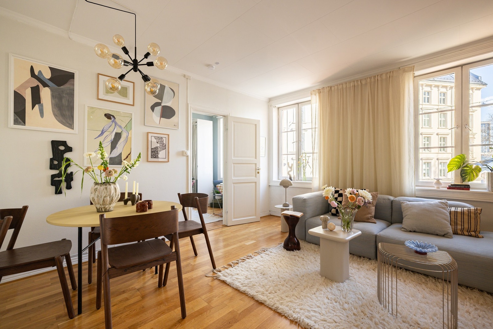 Dette er en hyggelig 2-roms i klassisk gård med veldig attraktiv beliggenhet på Fredensborg. Galleribilde