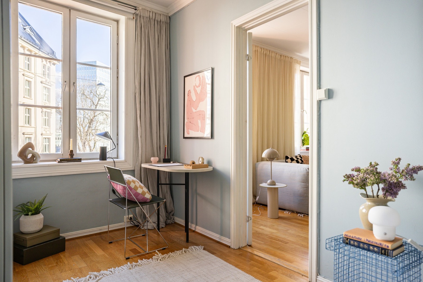 Plass til hjemmekontor på soverom. Galleribilde