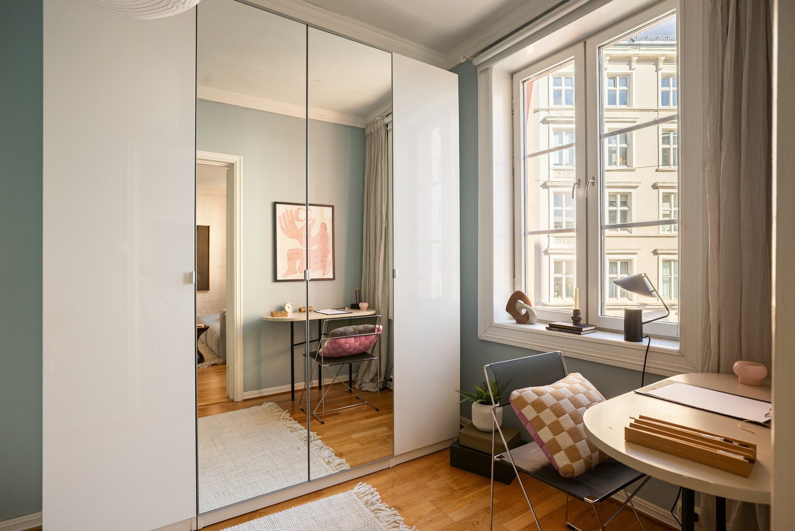 Stor garderobe på soverommet gir god med lagringsplass. Galleribilde