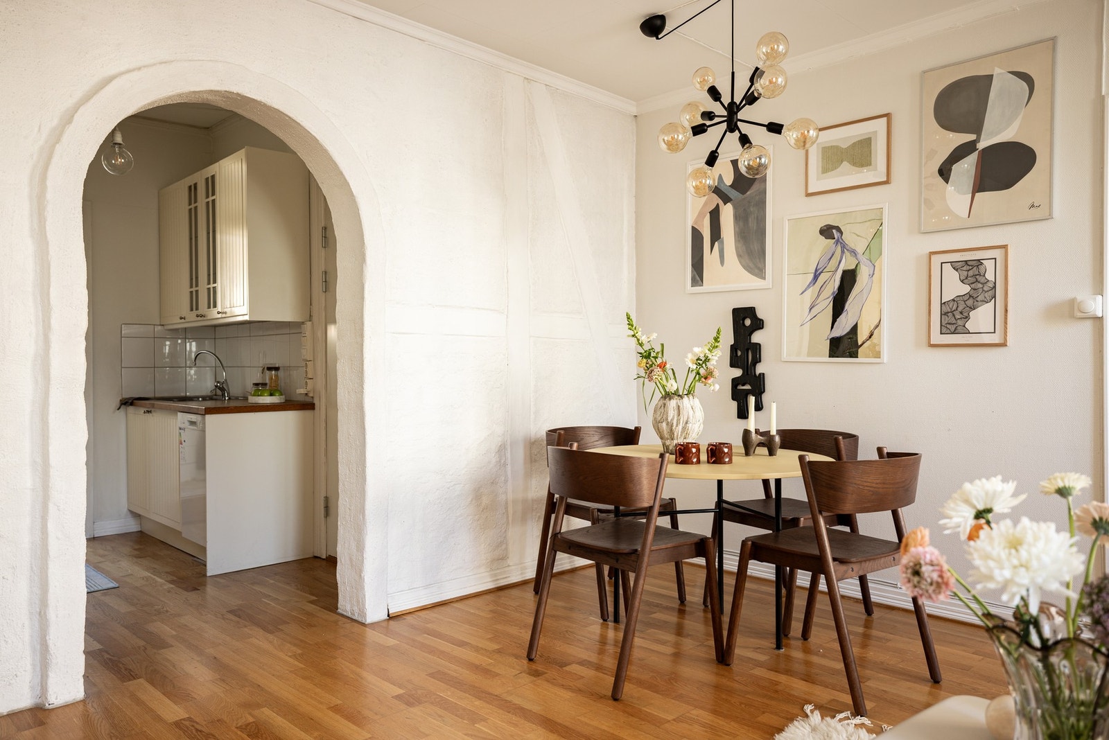 Stuen kan enkelt møbleres med både sittegruppe og spiseplass. Galleribilde