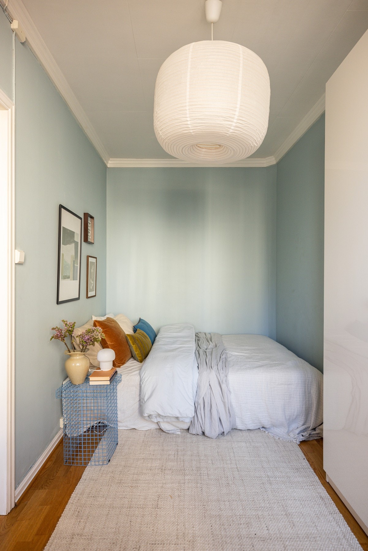 Soverommet har god plass til stor dobbeltseng garderobe og hjemmekontor. Galleribilde