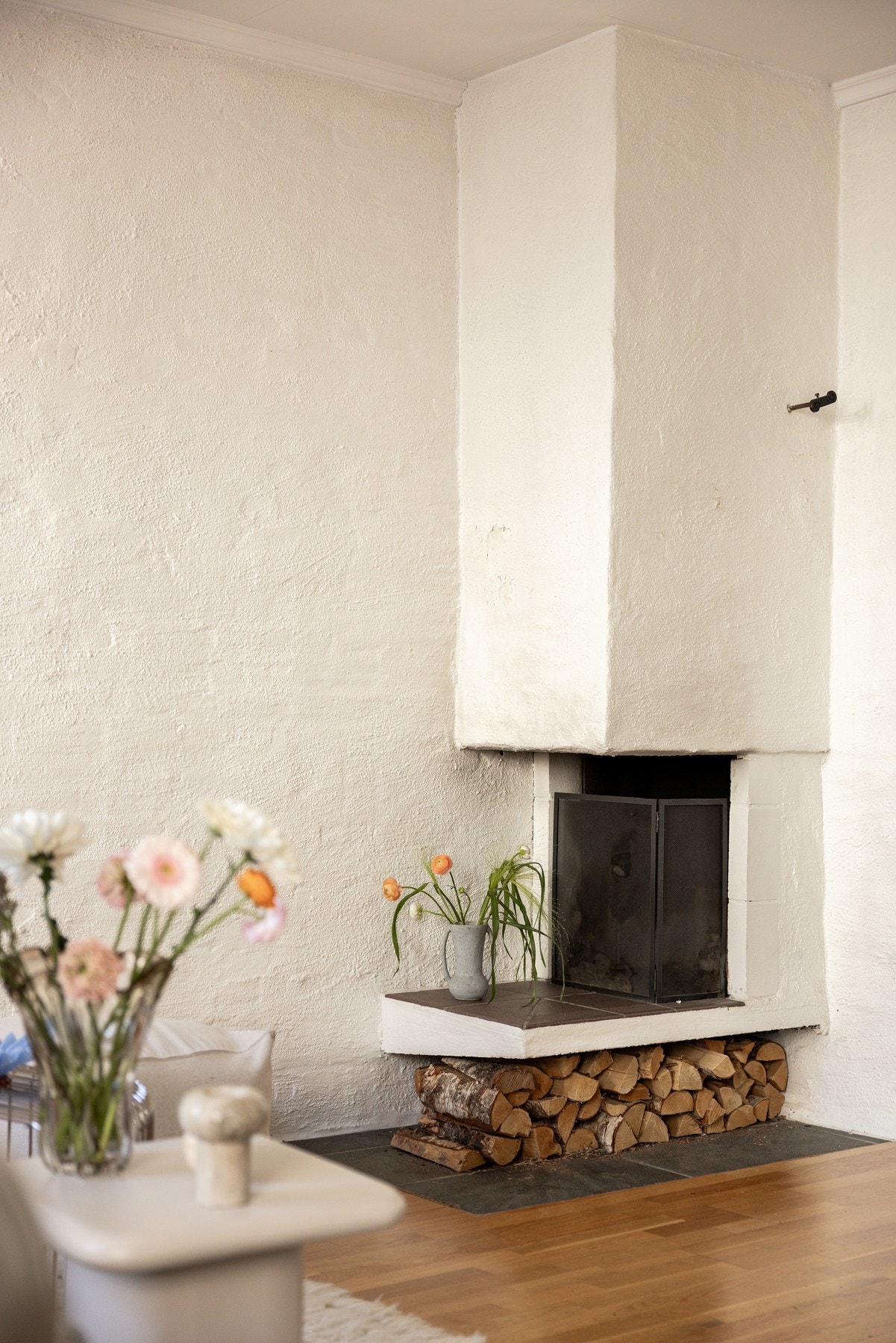 Om vinteren er det ekstra koselig med peisen i hjørnet. Galleribilde