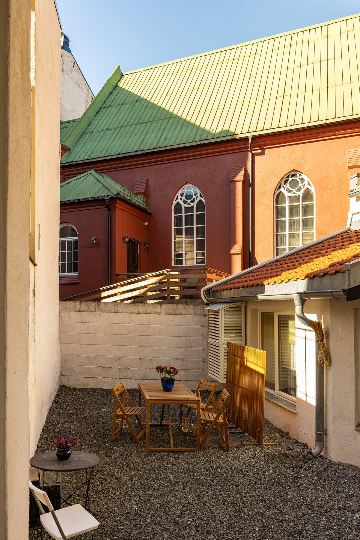 Koselig liten bakgård med sittegruppe. Galleribilde