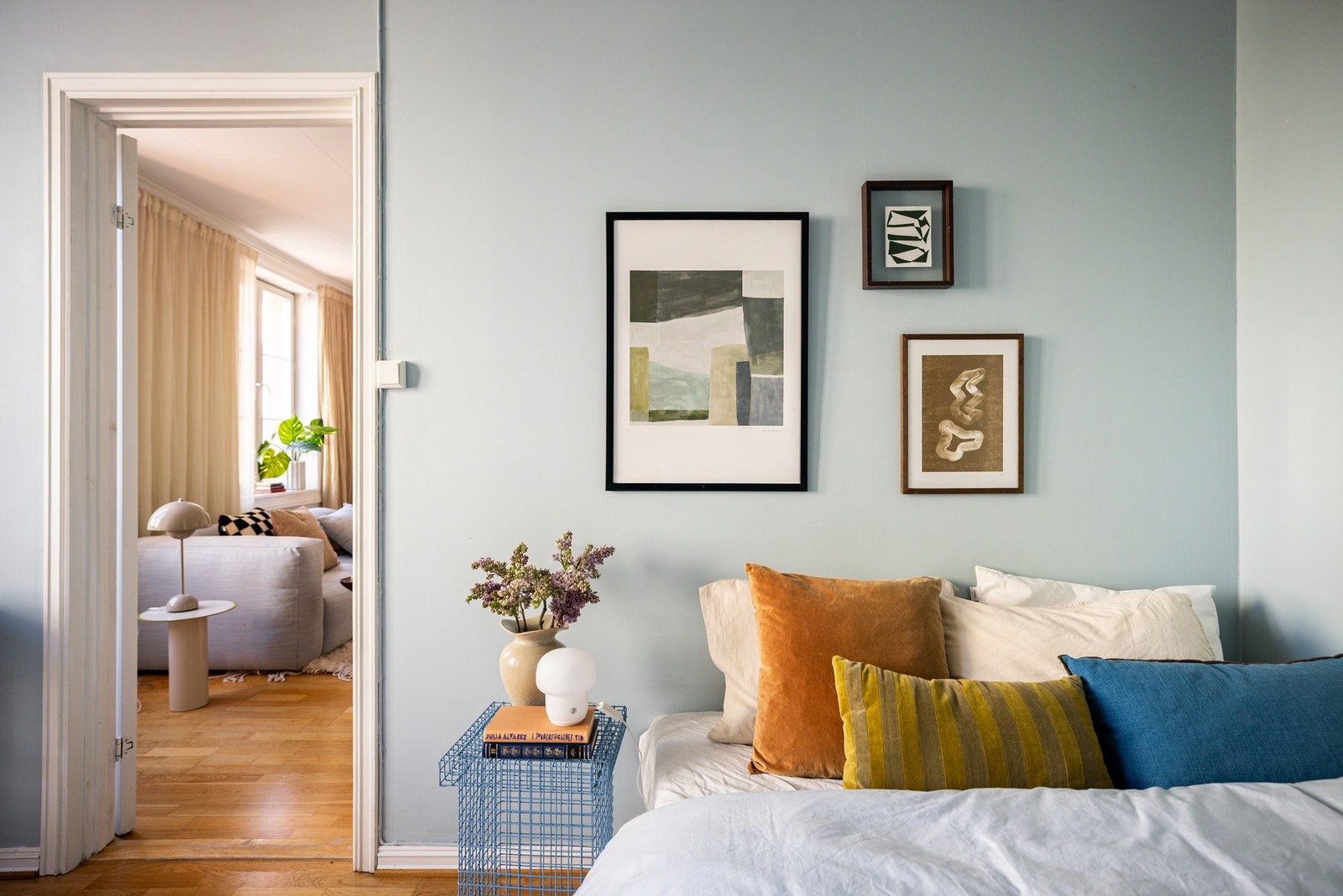 Fra stuen kommer man videre inn til soverommet. Galleribilde