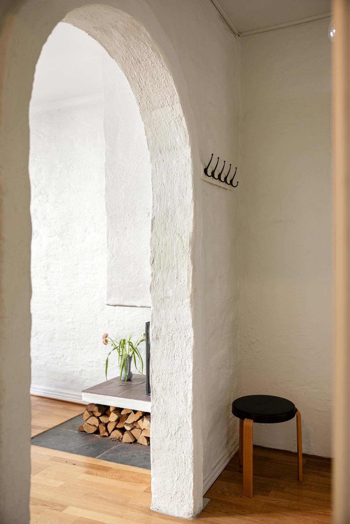 Leiligheten har en åpen entre/ hjørne på kjøkken med plass til sko og yttertøy. Ytterligere lagringsplass finnes i bod i kjeller. Galleribilde