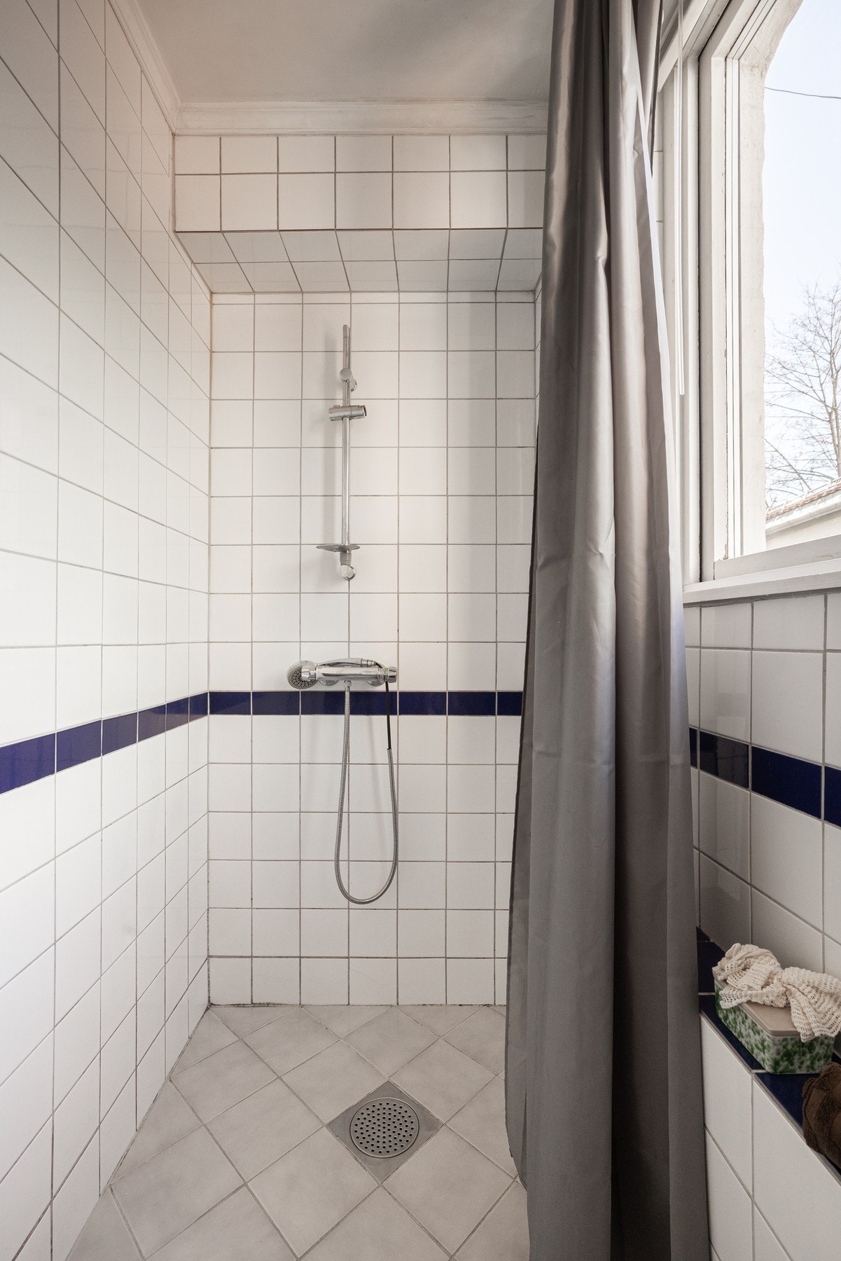 Praktisk dusjnisje med forheng. Galleribilde