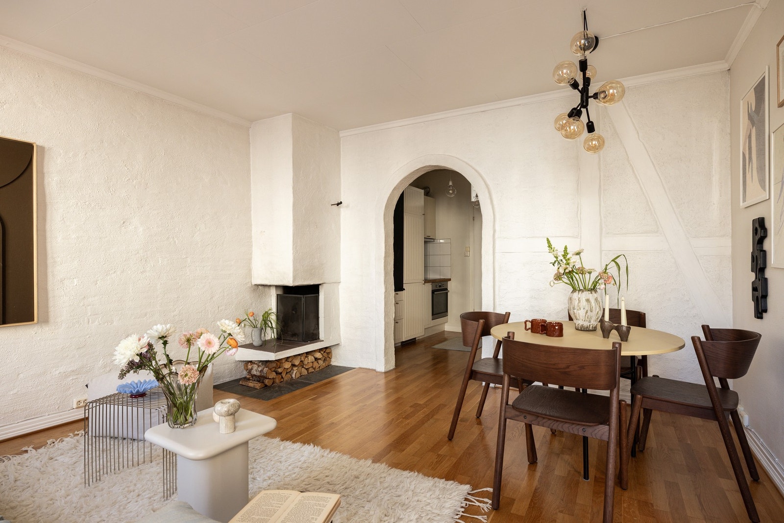 Stuen og kjøkken er praktisk adskilt. Galleribilde