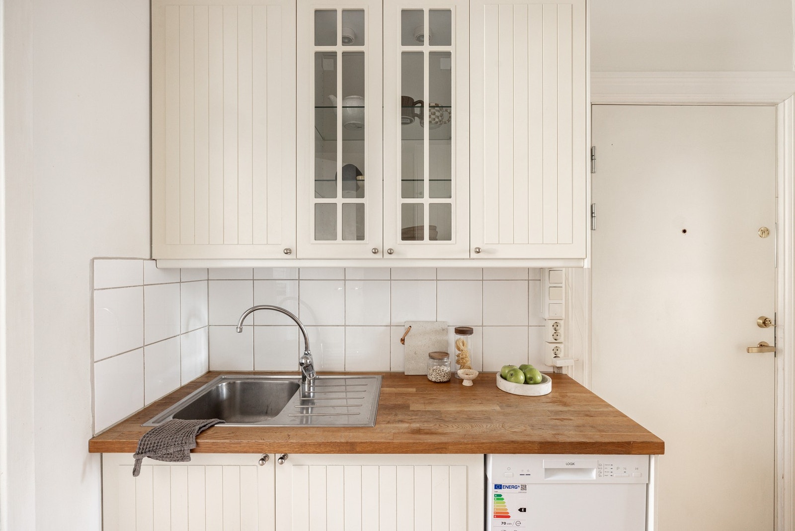 Hvitevarer som komfyr, oppvaskmaskin og kjøleskap med frys medfølger. Galleribilde