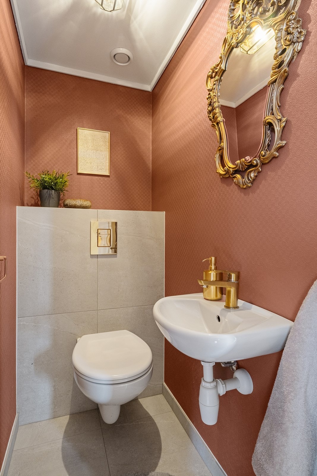 Wc med fliser på gulv, malte vegger og enkel servant. Praktisk gjestewc i tillegg til at det er toalett på bad. Galleribilde