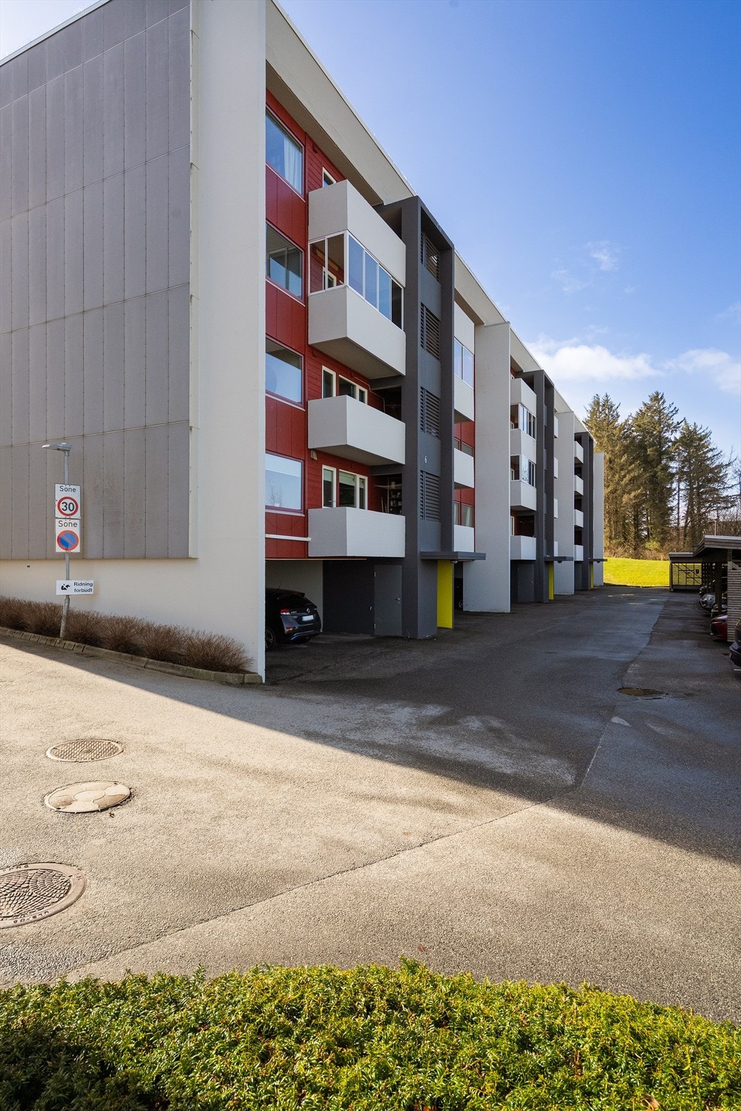 Det er parkering i carport i u.etg på blokken. Mulighet for el-bil lader. Direkte inngang herfra og opp til leiligheten. Galleribilde