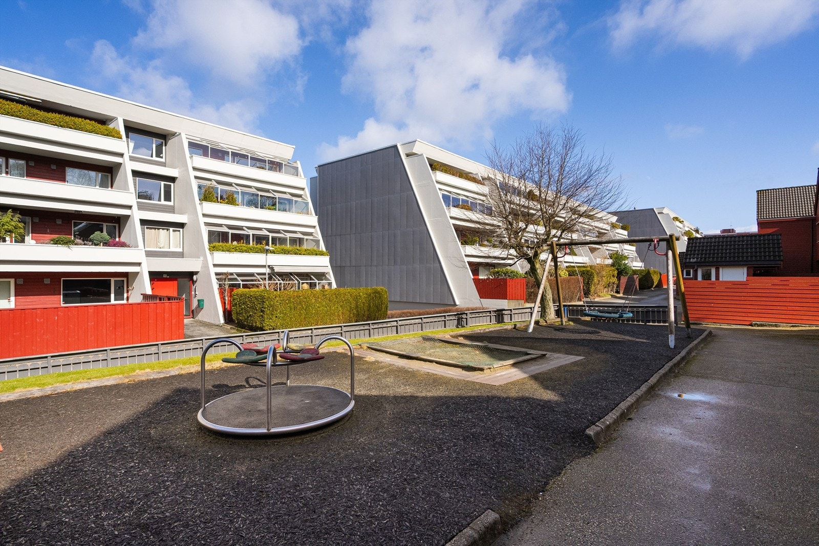 Utenfor leiligheten er det bilfritt og fine fellesområder. Galleribilde