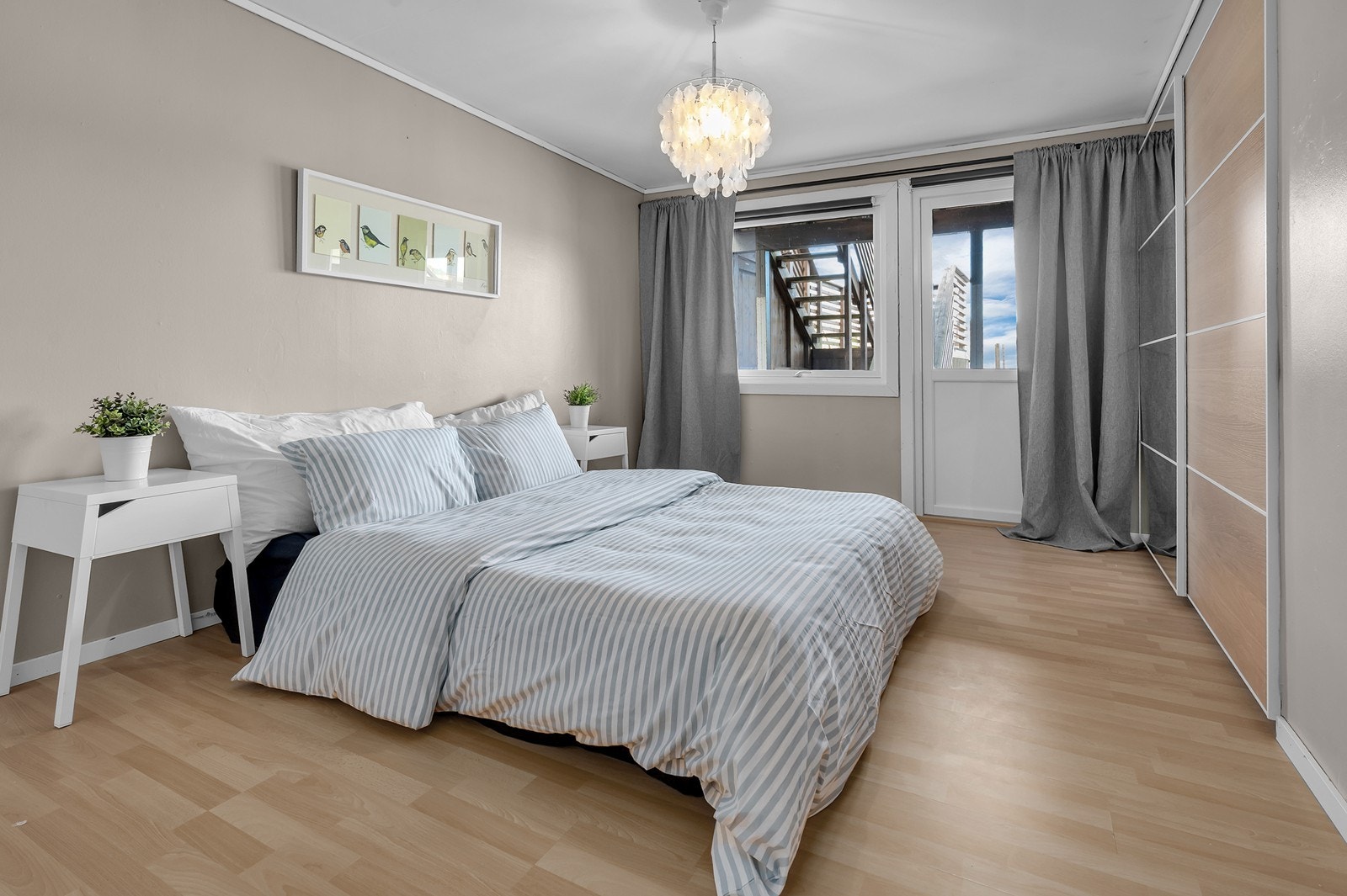 Hovedsoverom med utgang til hagen Galleribilde
