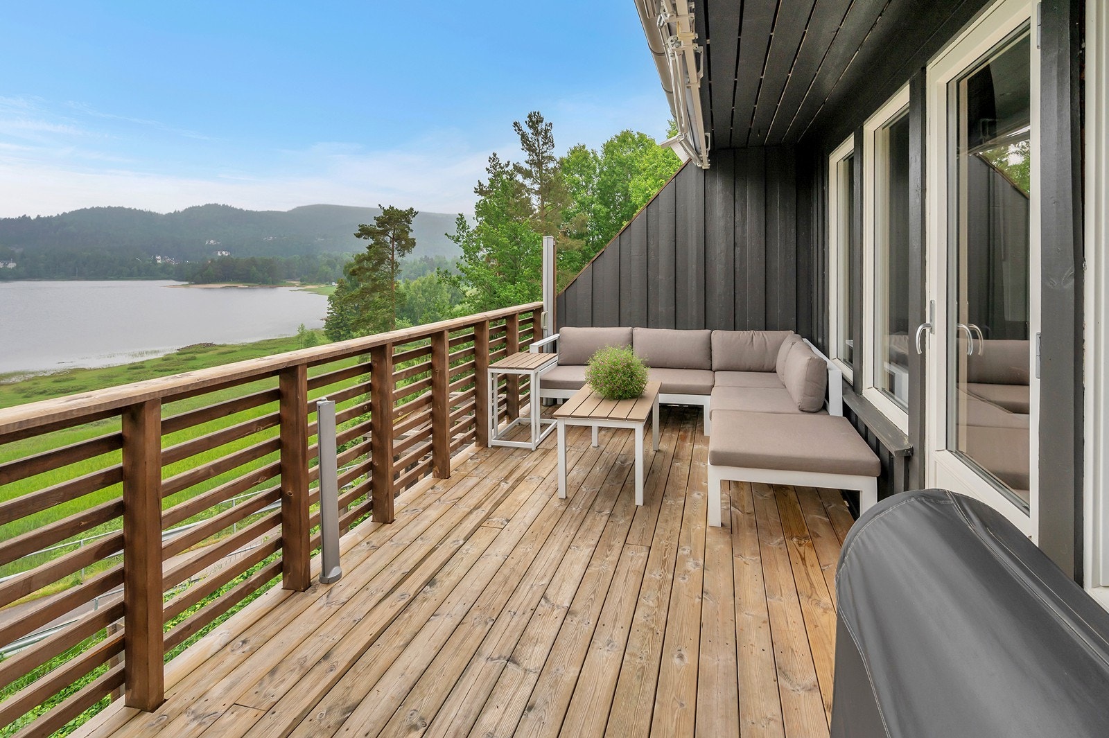 Romslig veranda hvor man kan nyte idyllisk utsikt Galleribilde