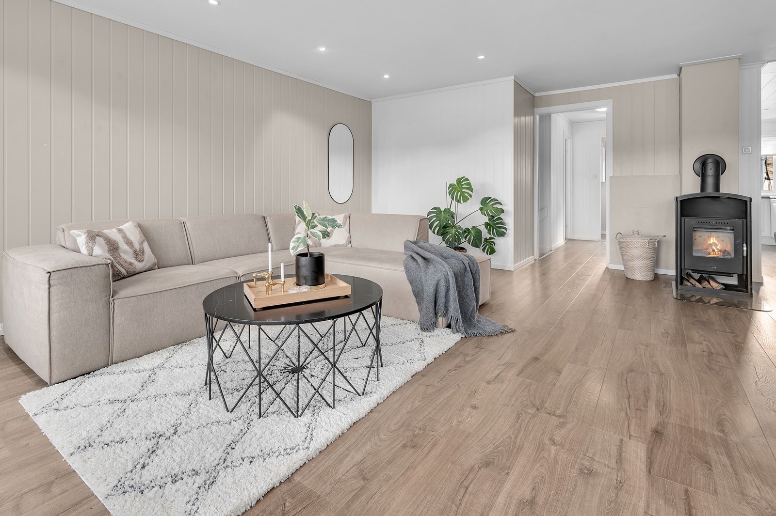 Innvendig er det laminat på gulvene og veggene består hovedsakelig av malte panelplater som gir et lyst og tidløst uttrykk Galleribilde