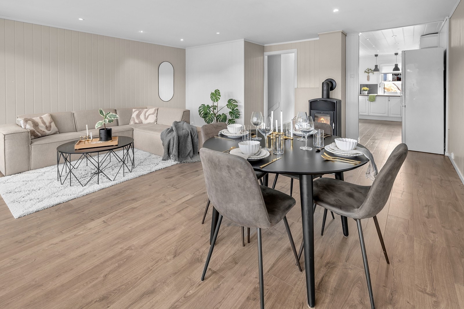 Det er god plass til stort spisebord Galleribilde