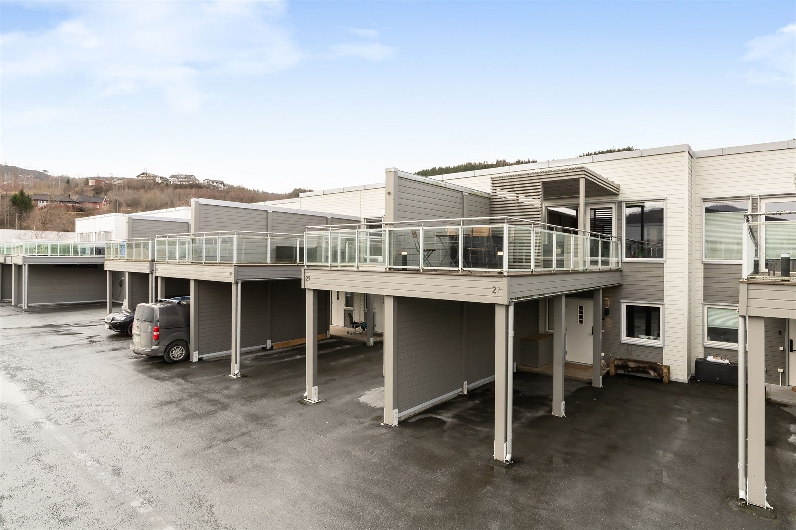 Eiendommen ligger i et landlig, sjønært og barnevennlig boligområde i Buvika i Skaun kommune. Fra eiendommen er det kort vei til bussholdeplass med skolebussordning til Buvik barneskole og Skaun ungdomsskole. Galleribilde