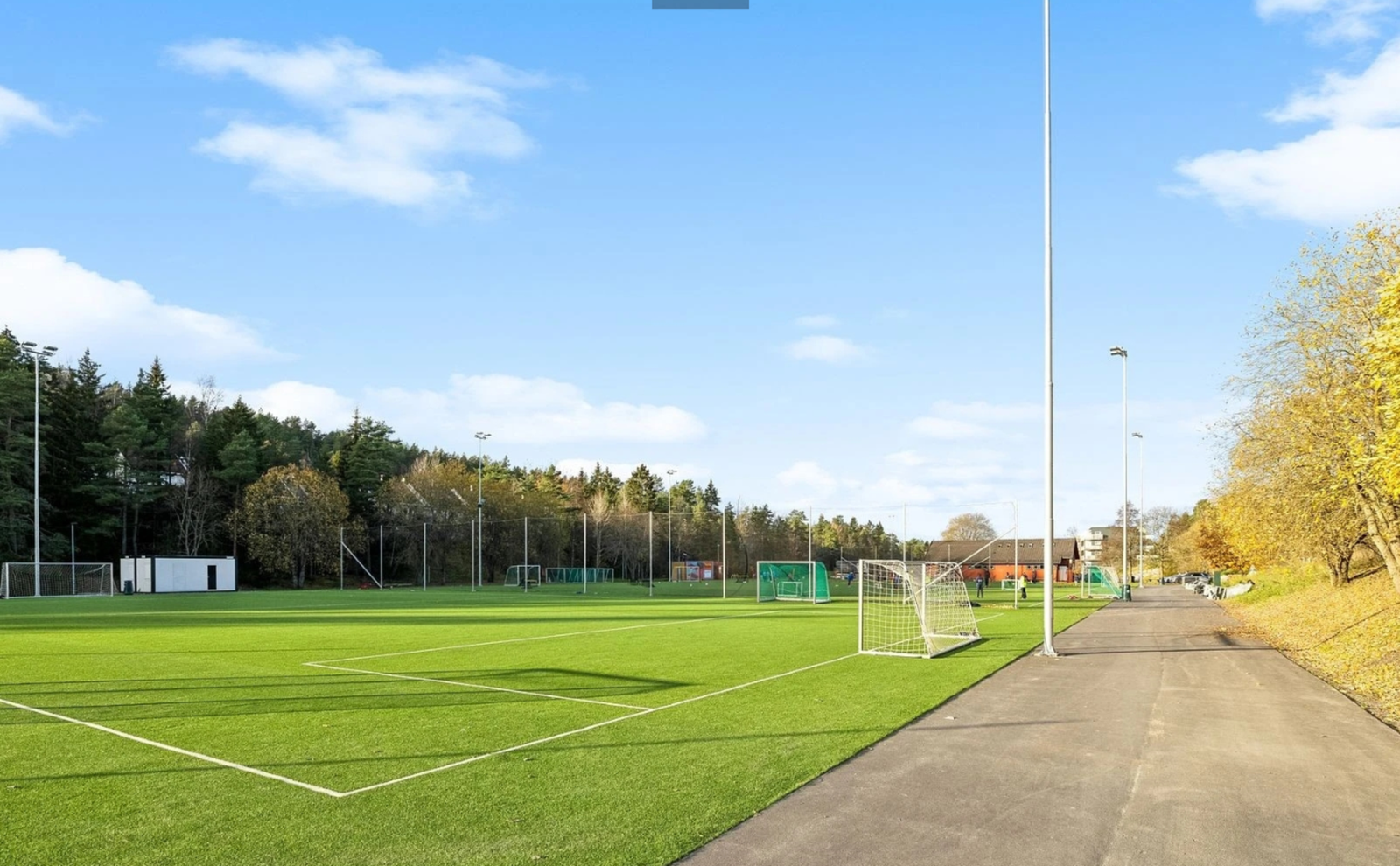 Kort vei til fotballbane for store og små. Galleribilde