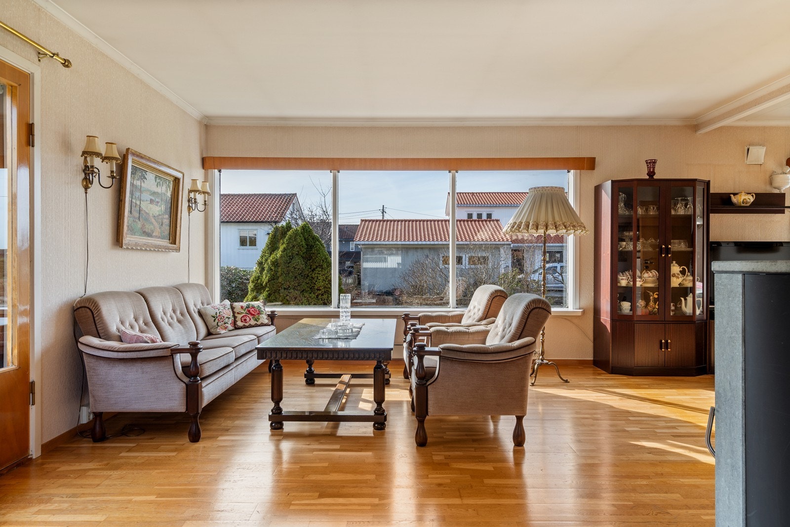 Romslig stue med god plass til sofagruppe og spisestue. Godt med vinduer mot vest Galleribilde