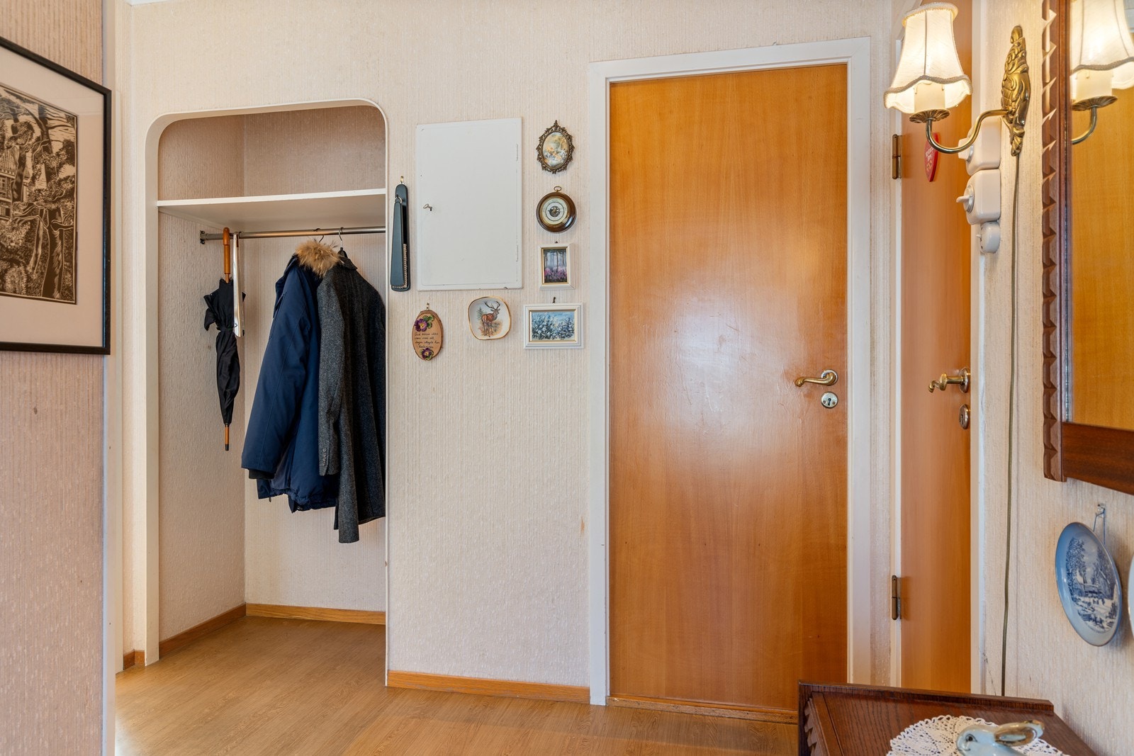Garderobe i hallen Galleribilde