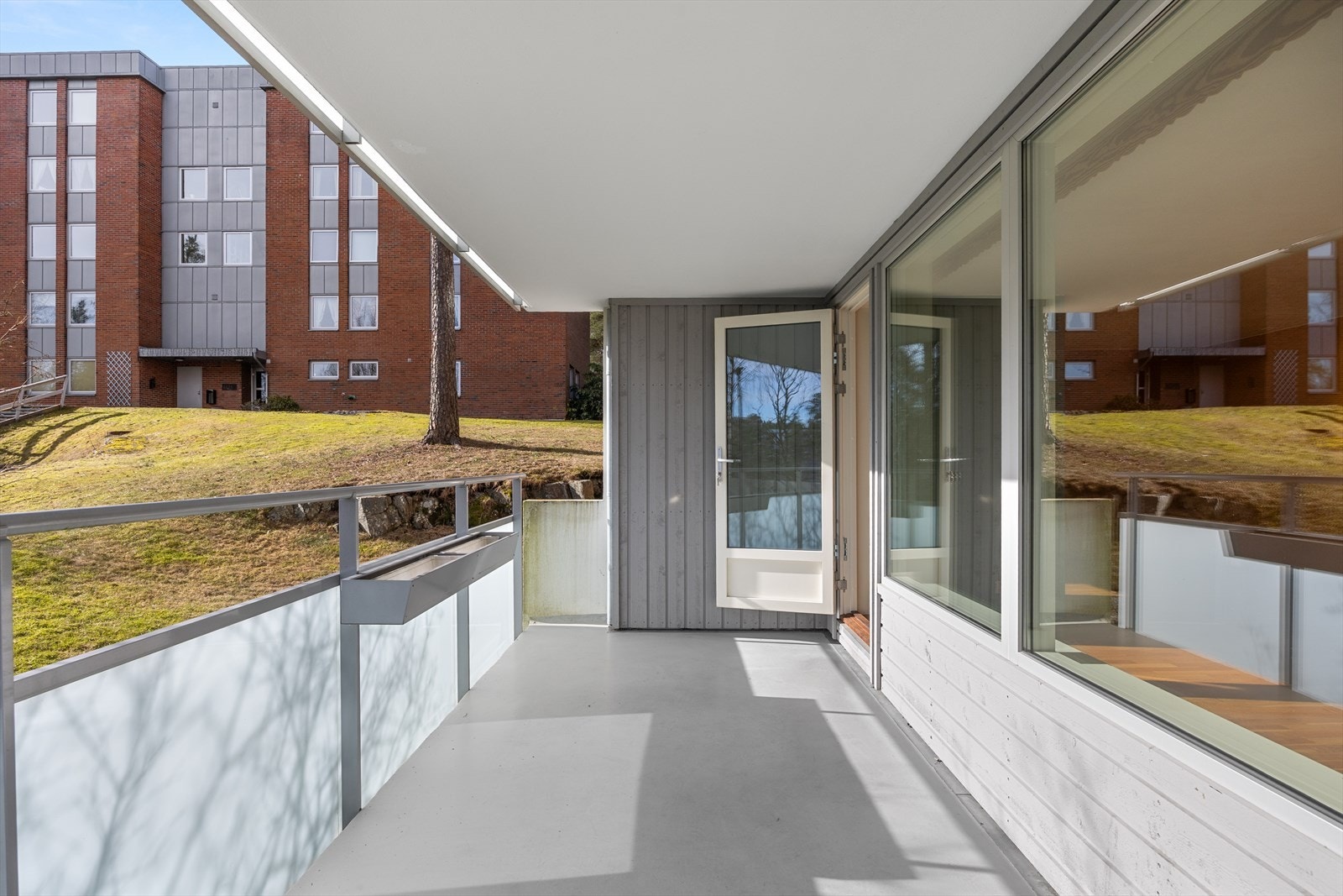 Romslig overbygget balkong med utsikt mot fine grøntarealer Galleribilde