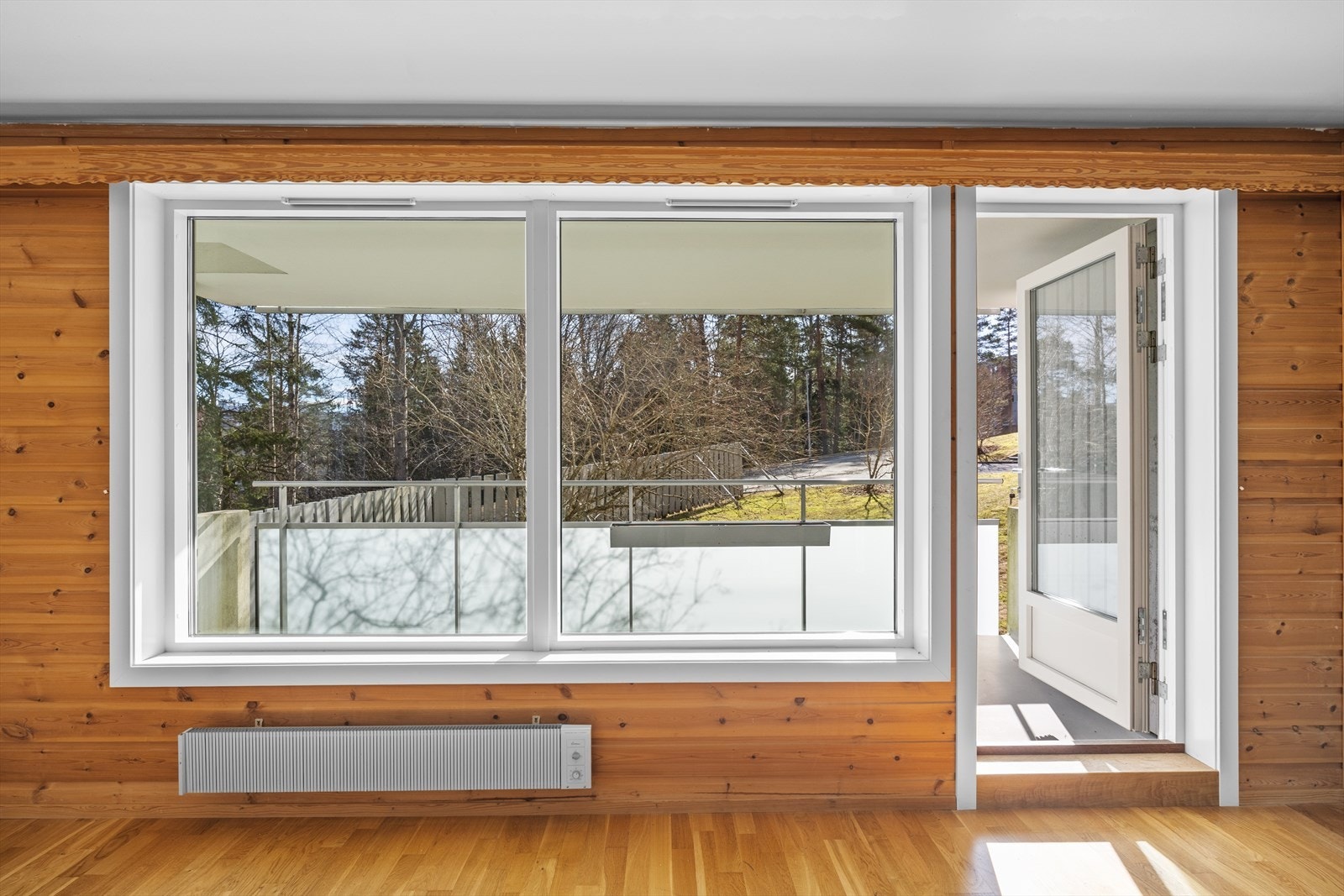 Store vinduer slipper inn godt med lys og utgang til balkong Galleribilde