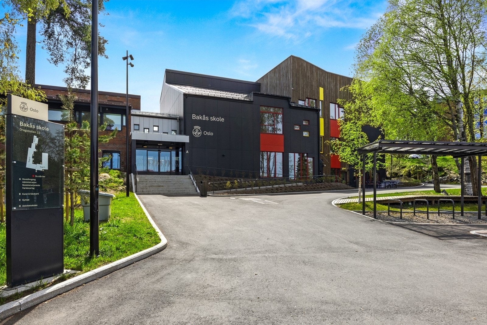 Bakås skole rett i nærheten Galleribilde