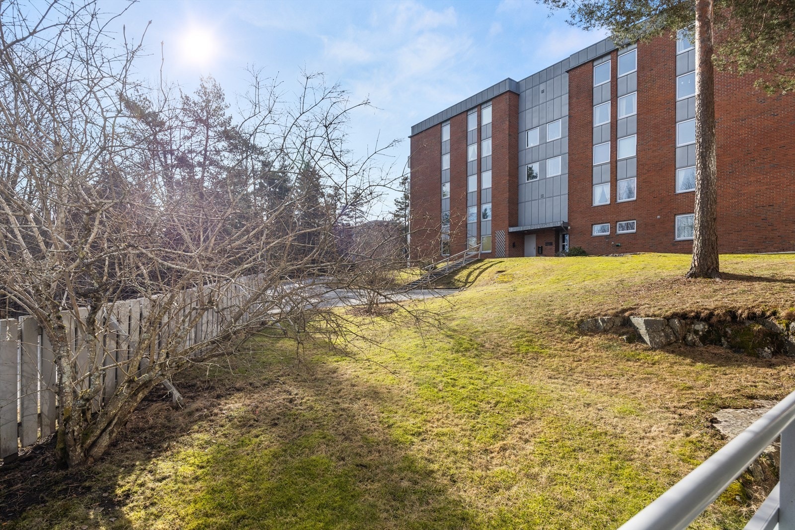 Skjermet fra gangvei med gjerde og beplantning Galleribilde