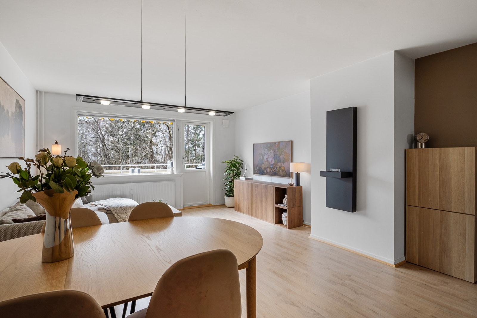 Leiligheten går over to plan og har en luftig og funksjonell planløsning. Galleribilde