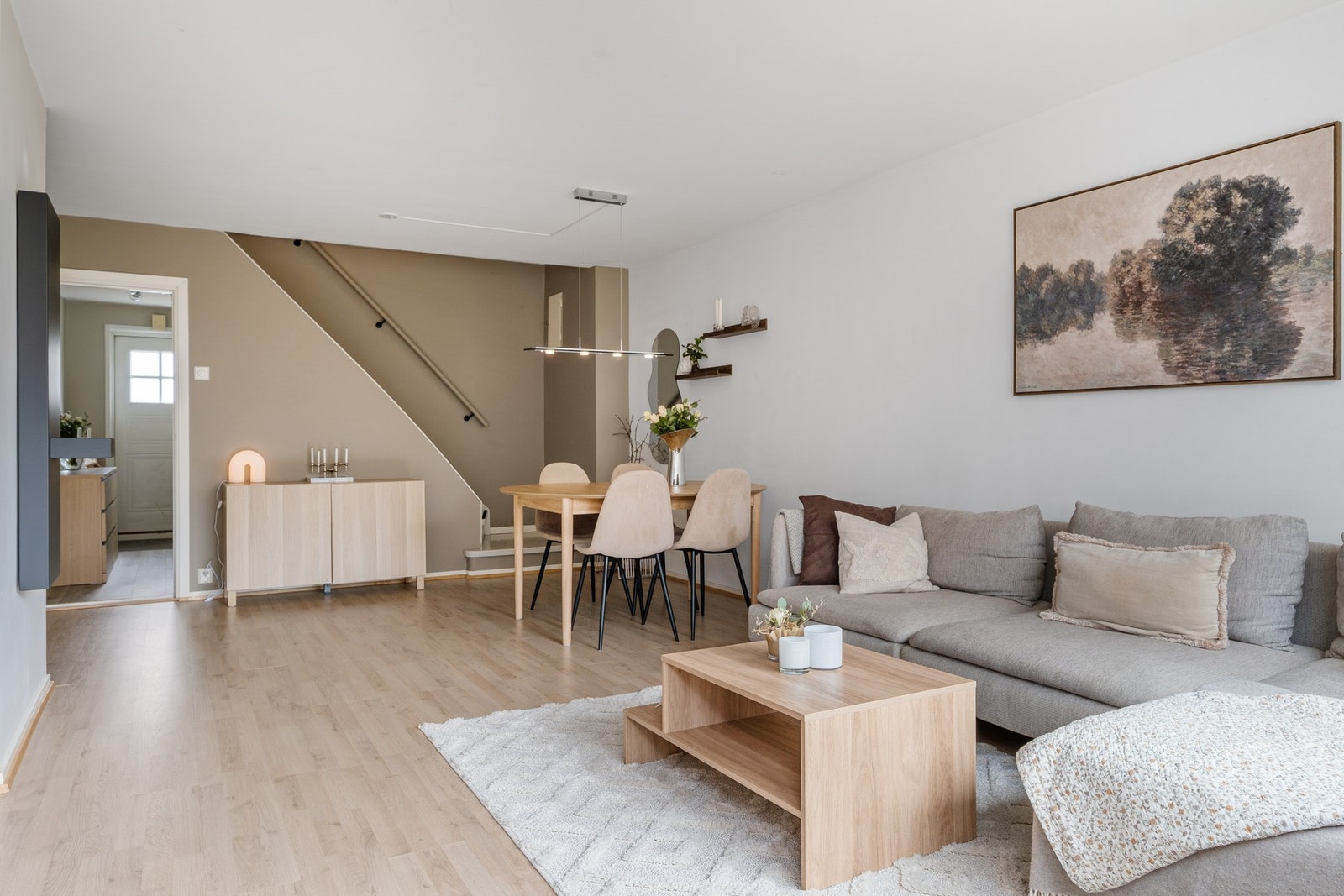 I stuen ble det lagt nytt gulv og lister i 2026. Galleribilde