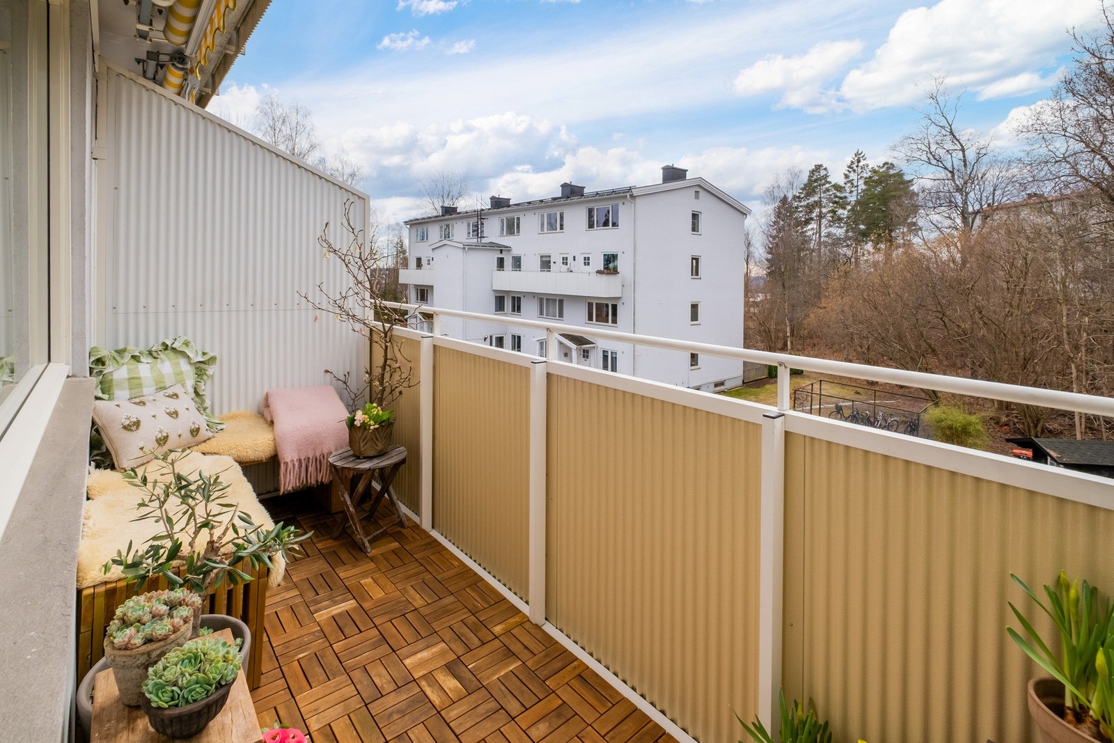 Leiligheten har en vestvendt balkong på 6 m² hvor man kan nyte lange dager i solen. Galleribilde