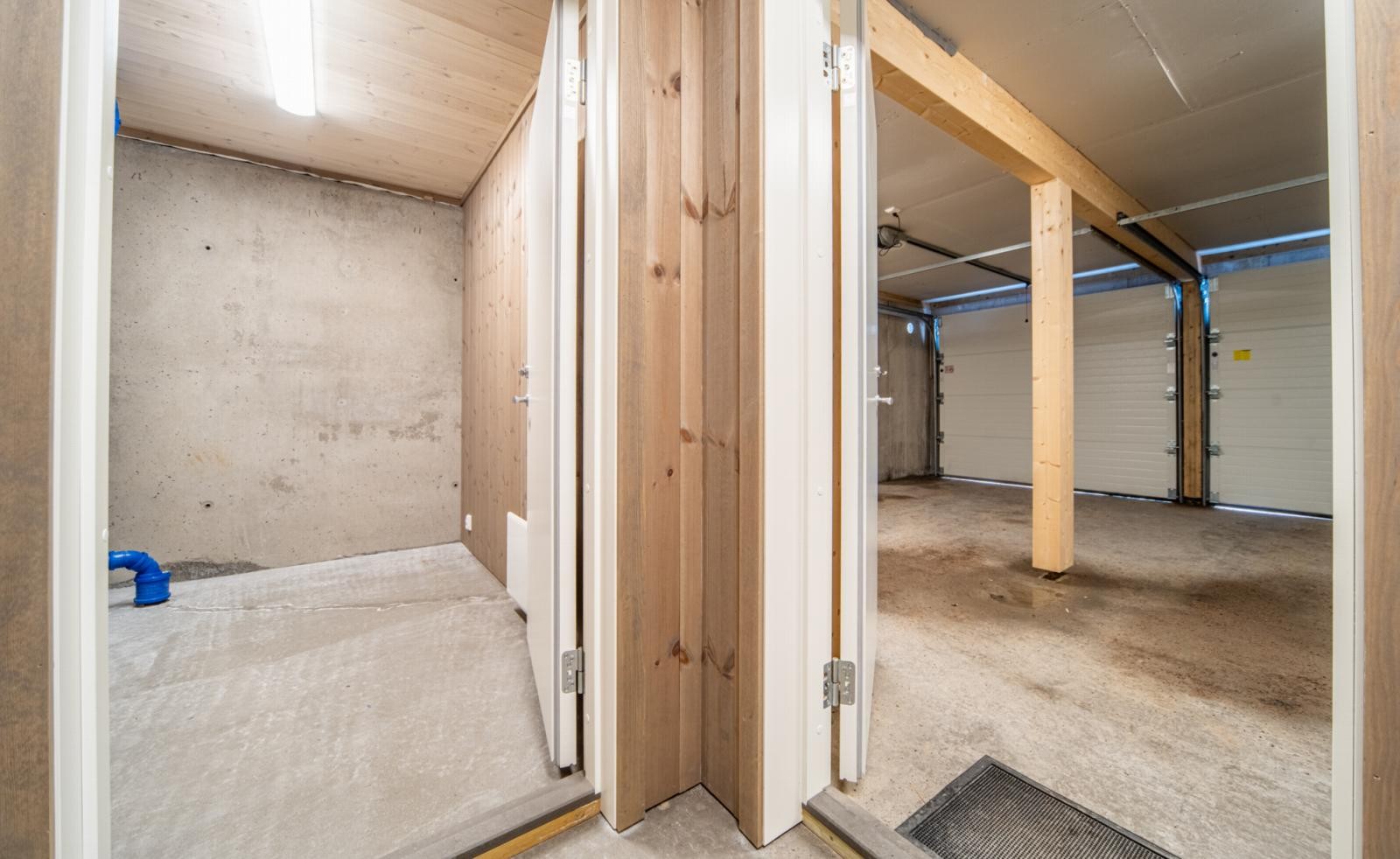 Stor bod og garasje for 2 biler i underetasje Galleribilde