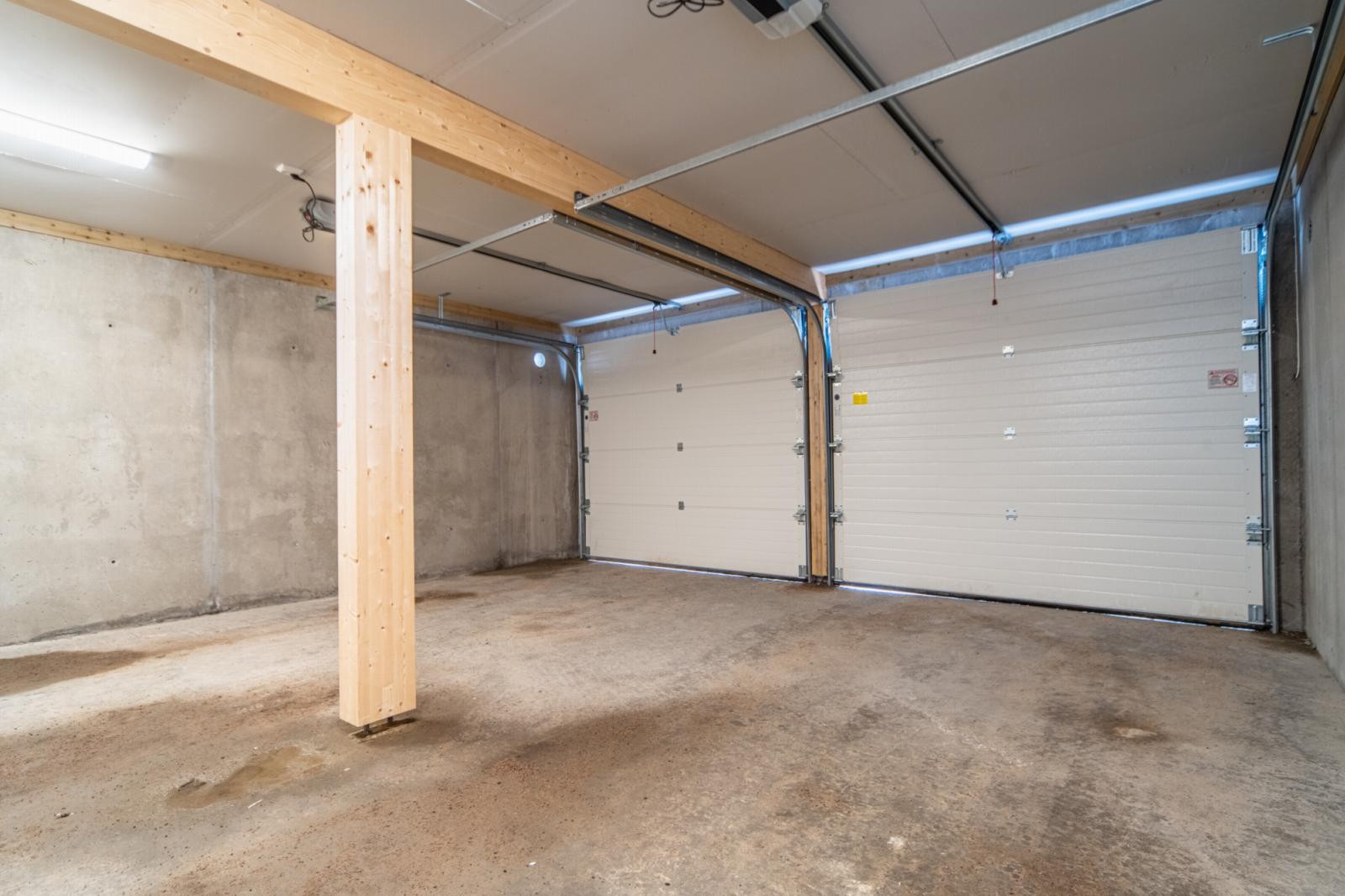 Stor bod og garasje for 2 biler i underetasje Galleribilde