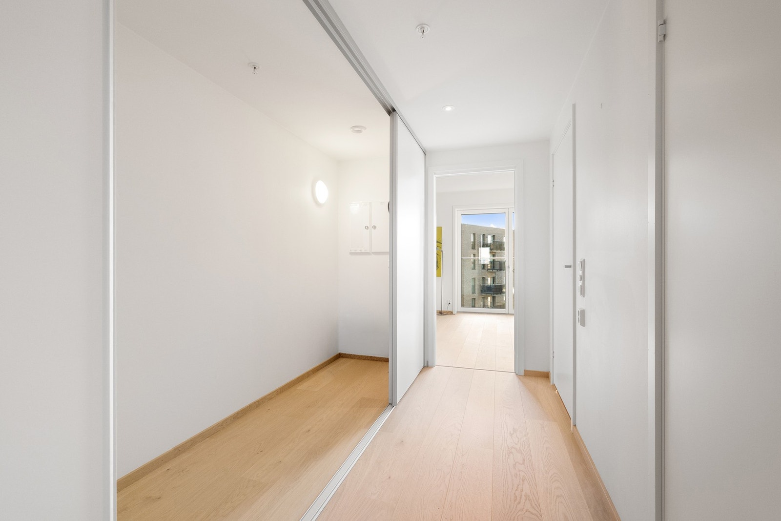 Det er etablert en stor skyvedørsgarderobe som gir særdeles gode oppbevaringsmuligheter. Galleribilde