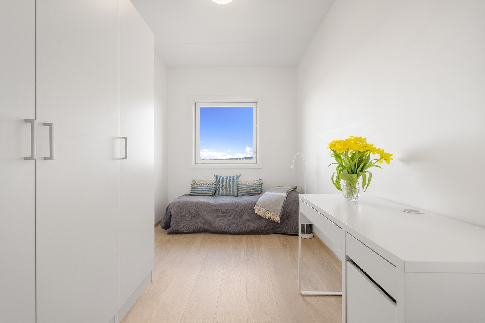 Soverom 2 har god plass til seng, garderobe og skrivebord. Galleribilde