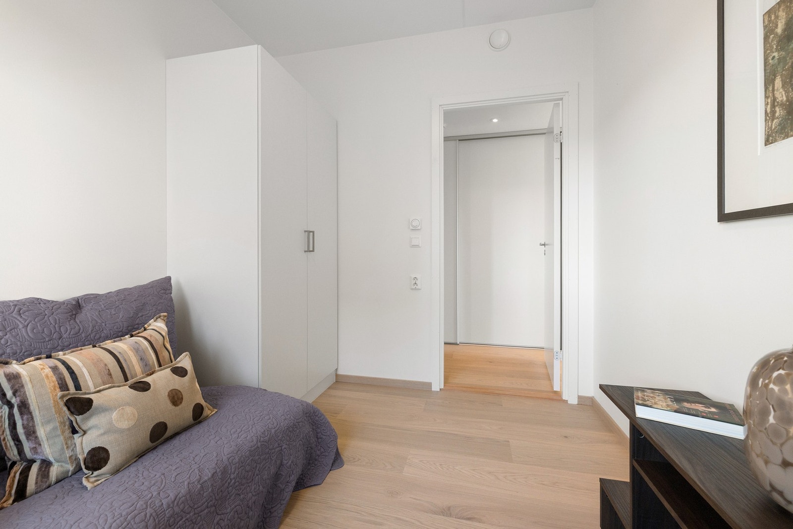 Soverom 3 er et lyst og fint rom som får godt med lysinnslipp fra vinduet. Galleribilde