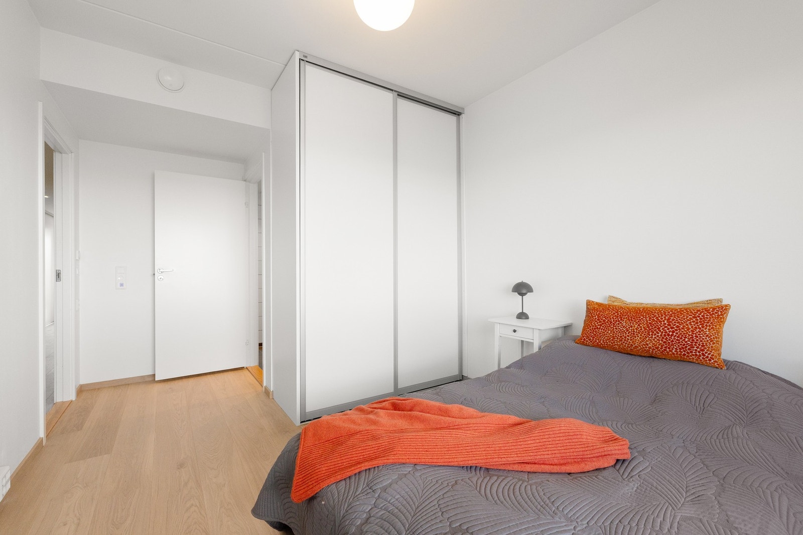 Hovedsoverommet er av god størrelse og har en attraktiv suiteløsning med direkte tilknytning til eget bad. Galleribilde