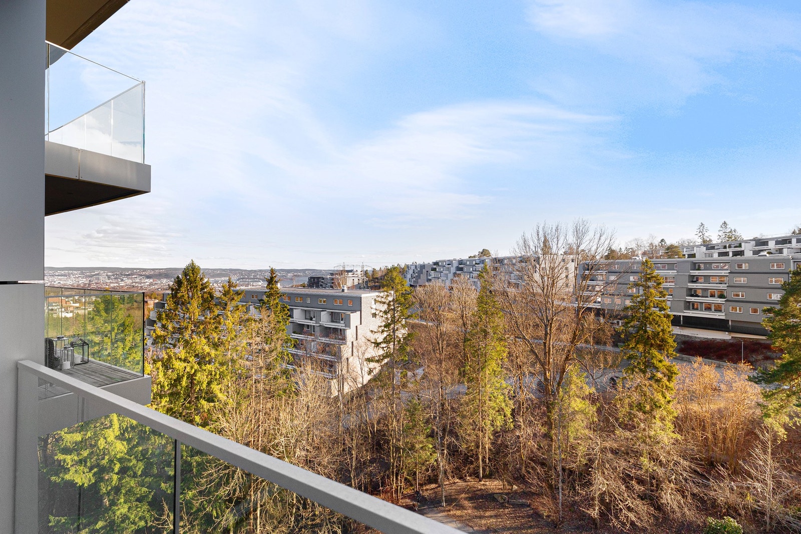 I henhold til selger treffer solen kjøkkenet og balkongen på ettermiddagen og strekker seg videre langs stuen til takterrassen. Galleribilde