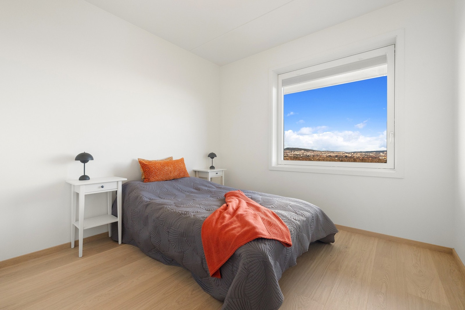 Boligen har tre gode soverom med fleksible bruksmuligheter, alle med lyse overflater og et gjennomgående moderne uttrykk. Avbildet er hovedsoverommet. Galleribilde