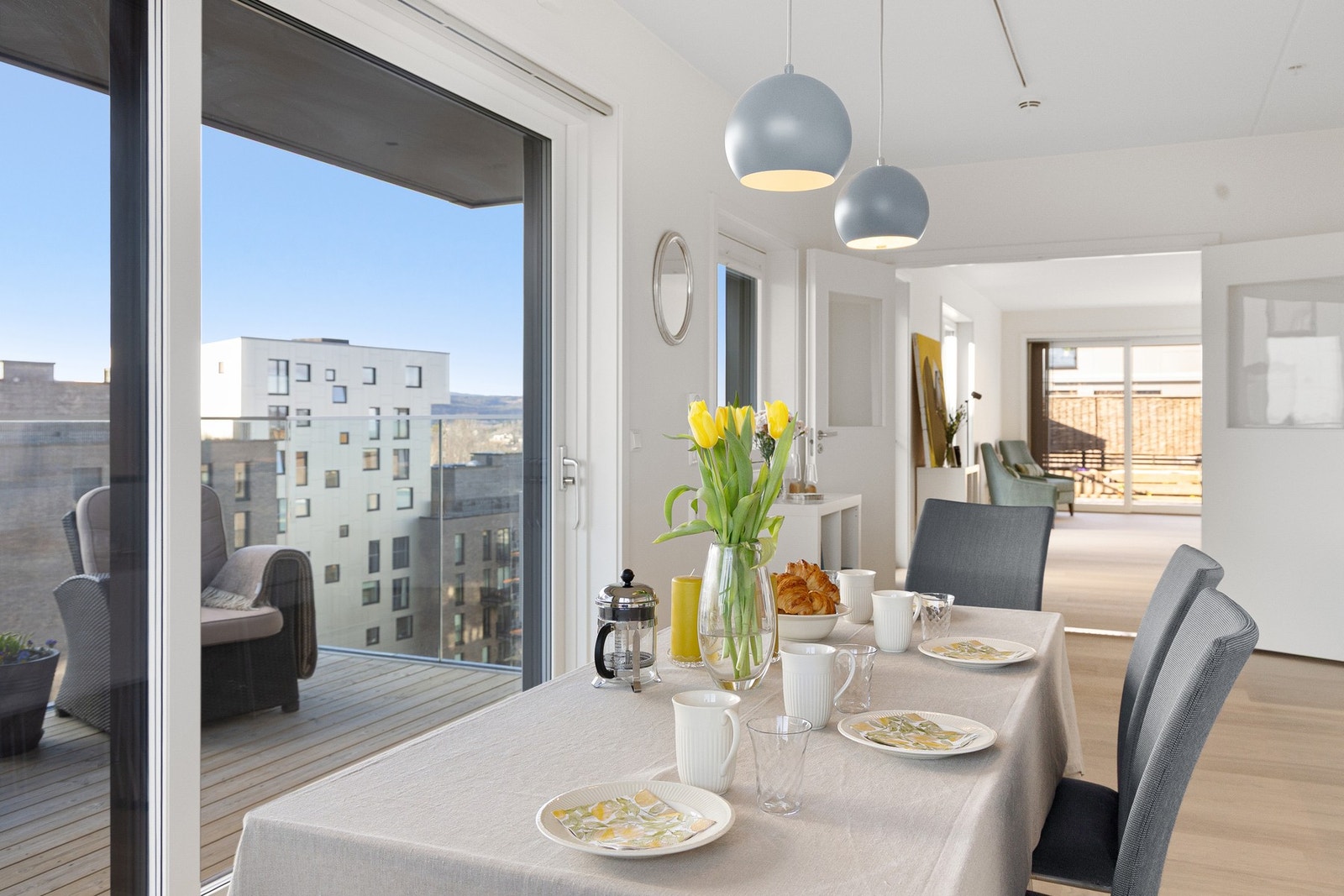 I forkant av innredningen er det god plass til et stort spisebord, noe som gjør kjøkkenet til et naturlig samlingspunkt i boligen. Galleribilde