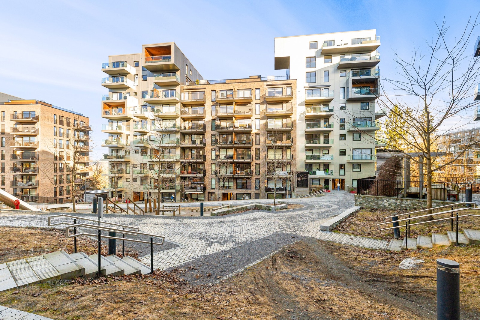Pent opparbeidet og meget barnevennlig fellesareal med lekeapparater, utesjakk og sklier. Galleribilde