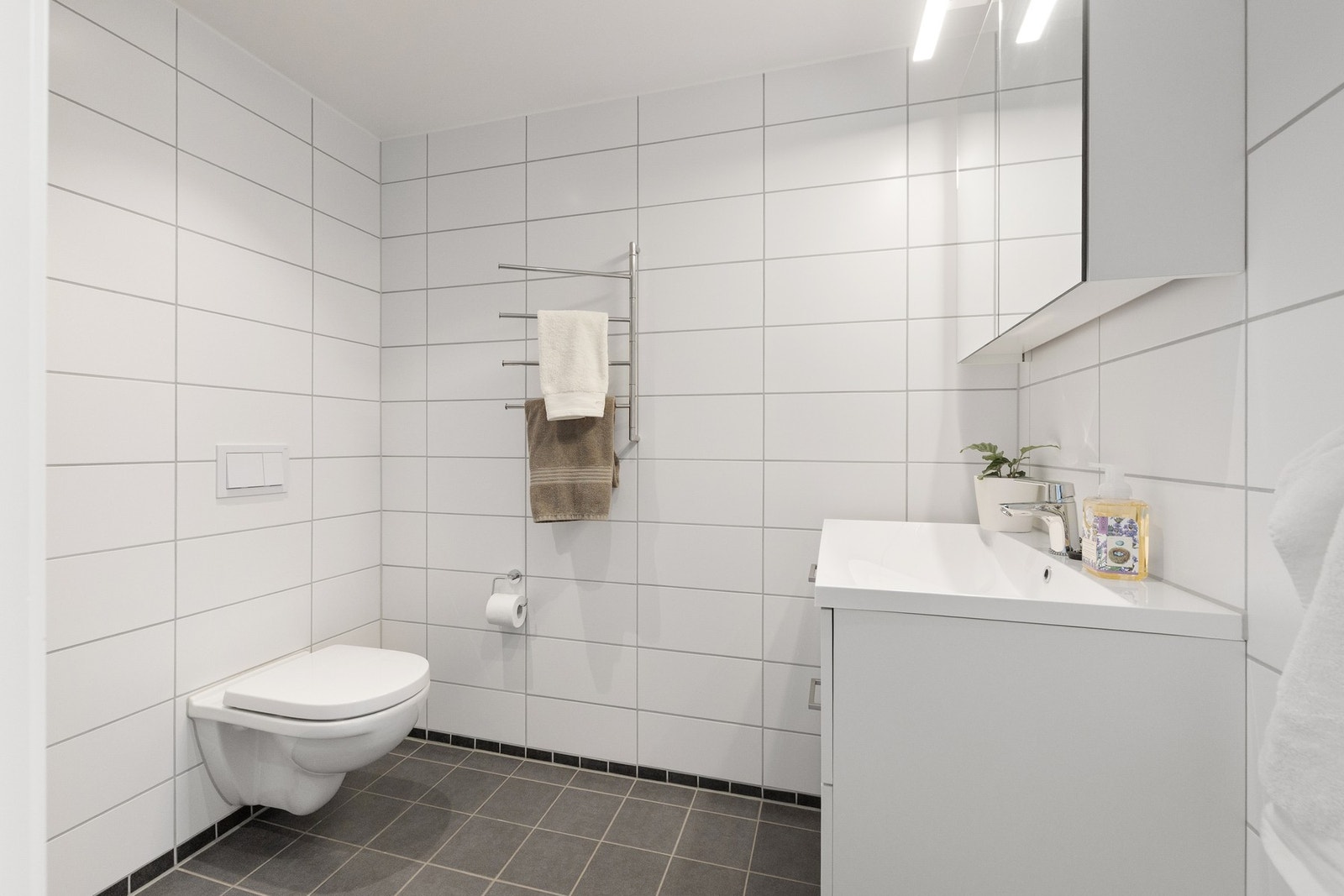 Badet er praktisk plassert i tilknytning til hovedsoverommet. Galleribilde