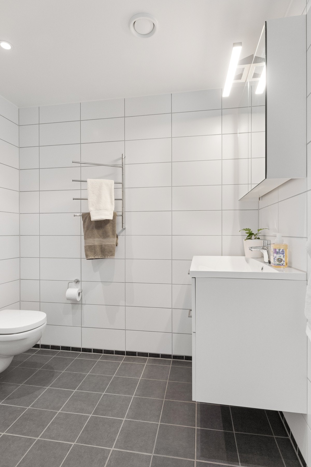 Badet har flislagte overflater og varmekabler i gulvet. Galleribilde