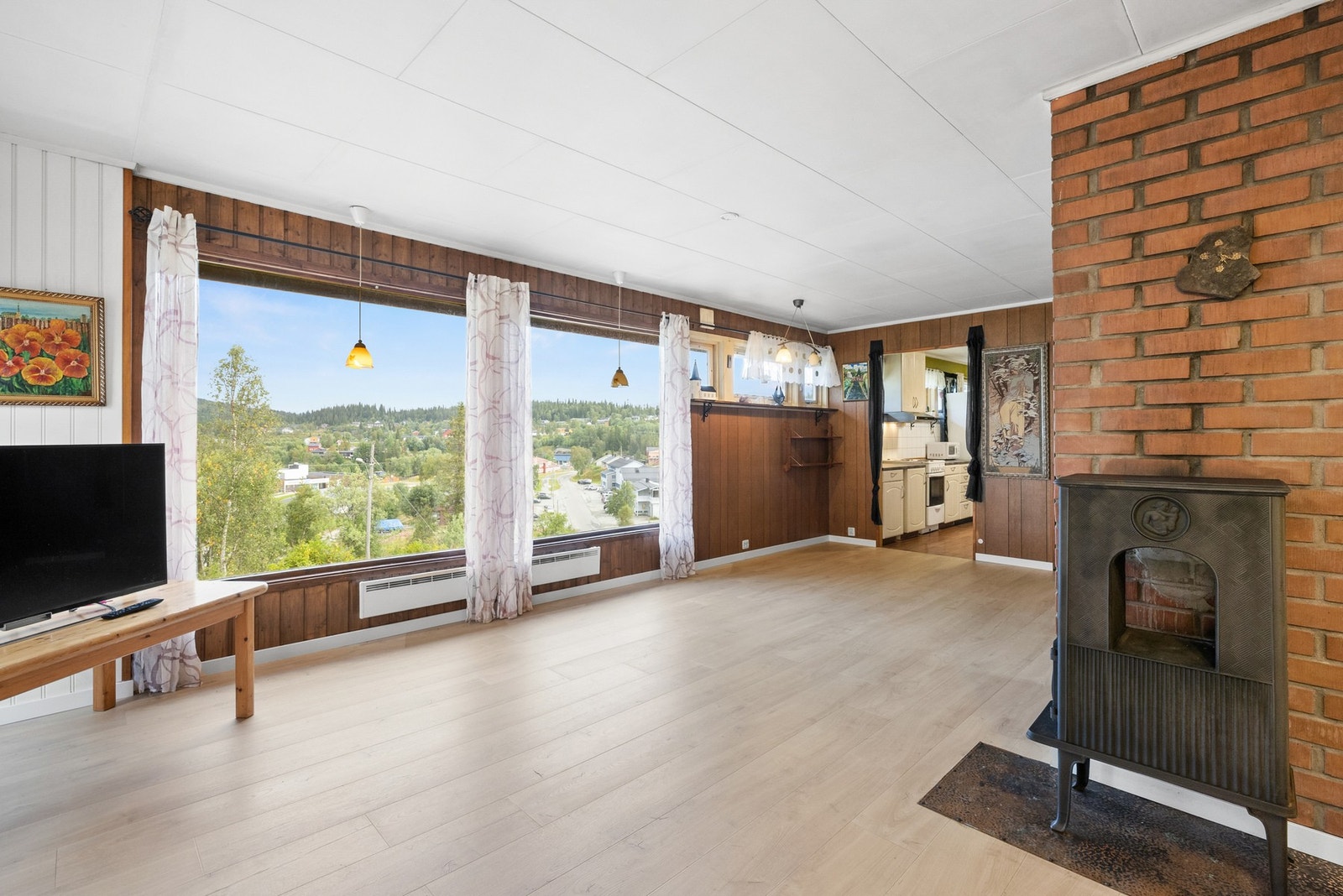 Store vindusoverflater gir godt med naturlig lysinslipp i boligen. Galleribilde