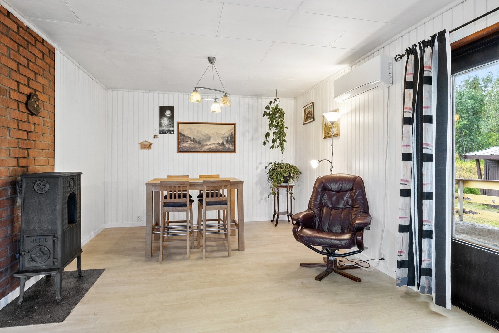 Oppvarming via elektrisitet, varmepumpe og vedfyring. Galleribilde