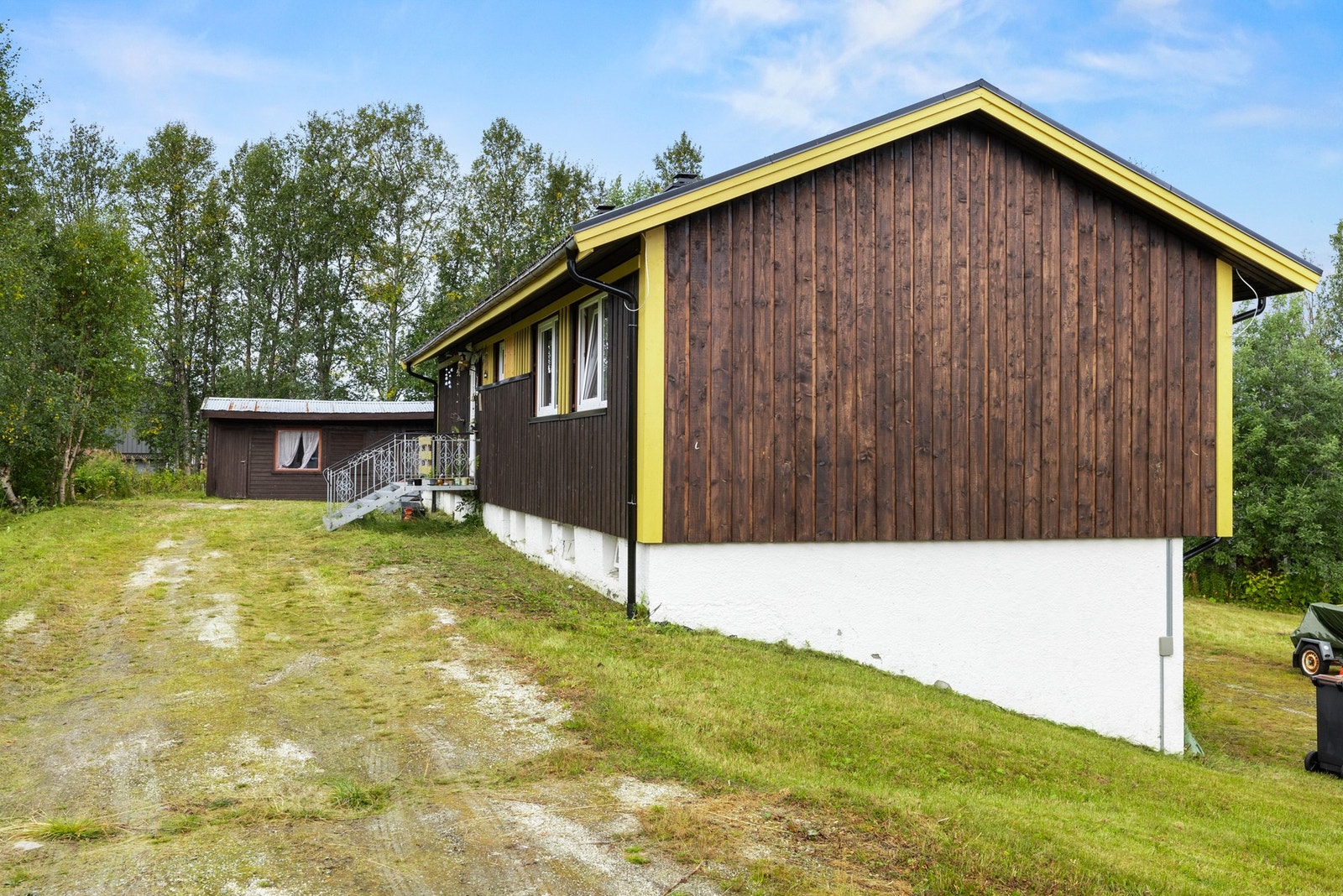 Eiendommen har en beliggenhet nært Røyrvik senter med dagligvarebutikk, kommunehus og de fleste fasiliteter i kort gangavstand fra boligen. Galleribilde