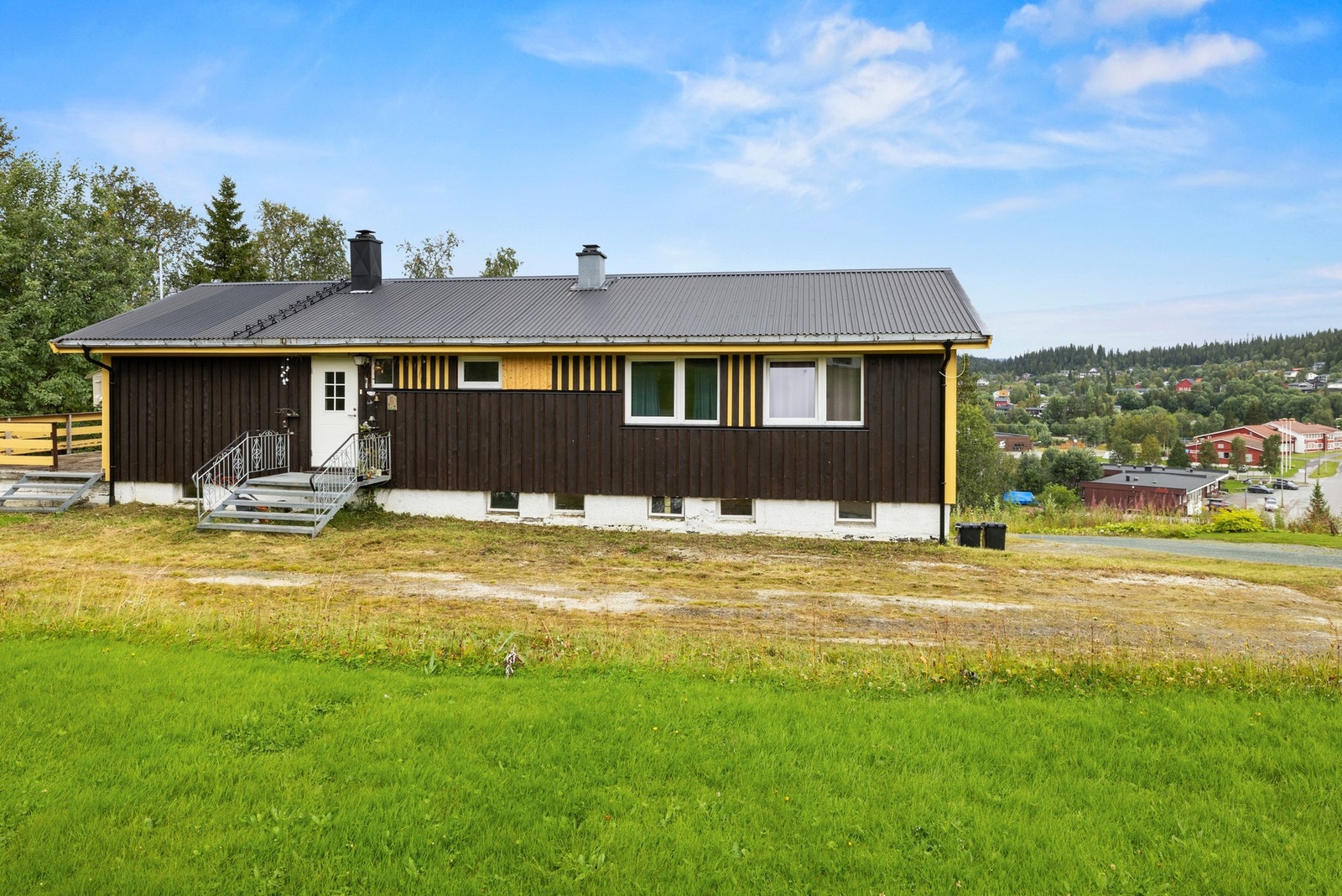 Boligen er opprinnelig oppført i 1970, og har i nyere tid gjennomgått oppgraderinger, inkludert oppussing av begge bad samt utskifting av utvendig kledning. Galleribilde