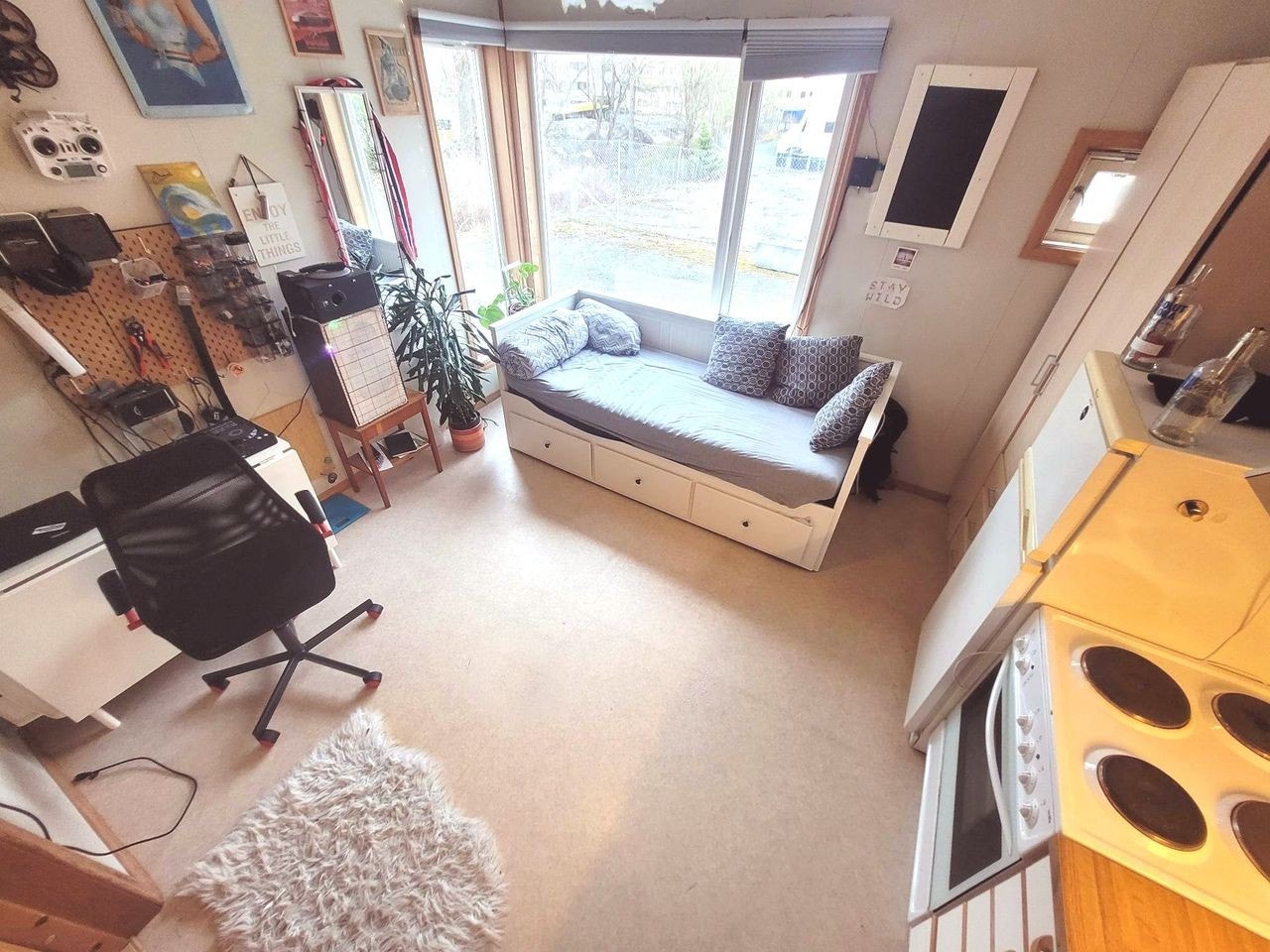 17ØM 1.1: Denne hybelleiligheten er ca. 14 kvm. Den har ikke veranda, men har eget kjøkken og bad. Galleribilde