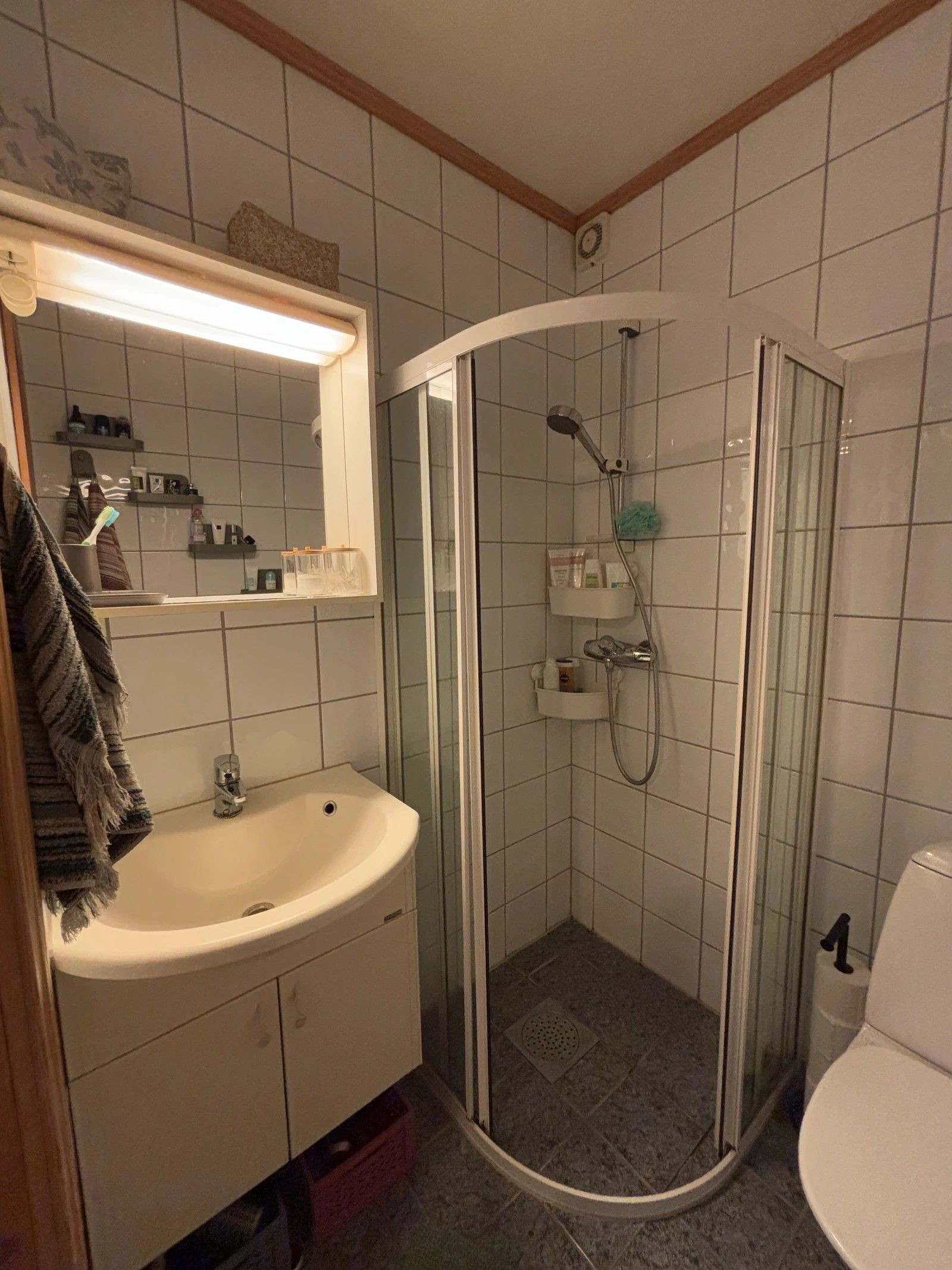 11ØM 1.2: Eget flislagt bad med servanskap, dusj og wc. Galleribilde