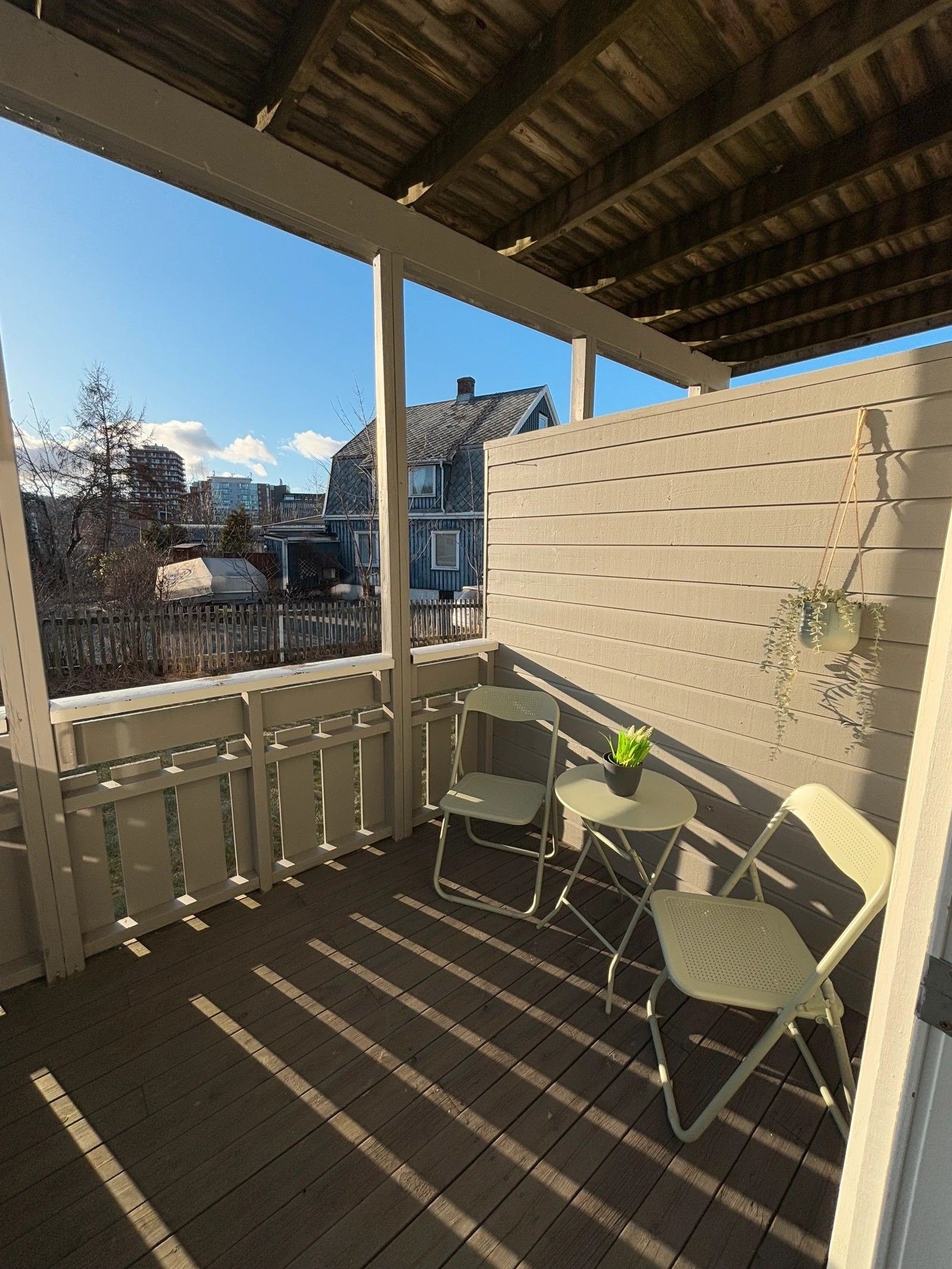 11ØM 1.2: Egen veranda med gode solforhold. Vender mot hagen. Galleribilde