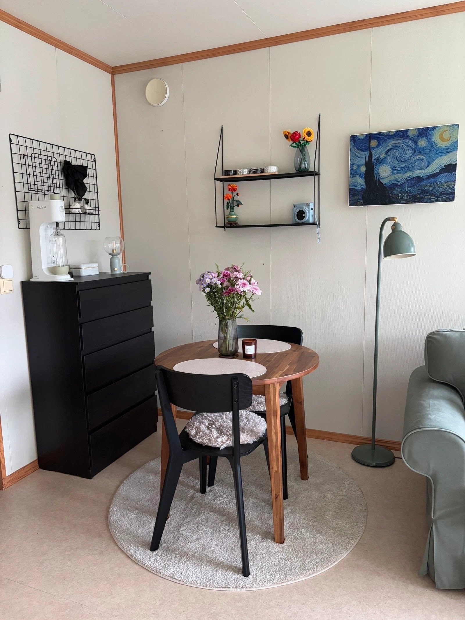 11ØM 1.2: Det er plass til både sovesofa og spisebord i rommet. Galleribilde